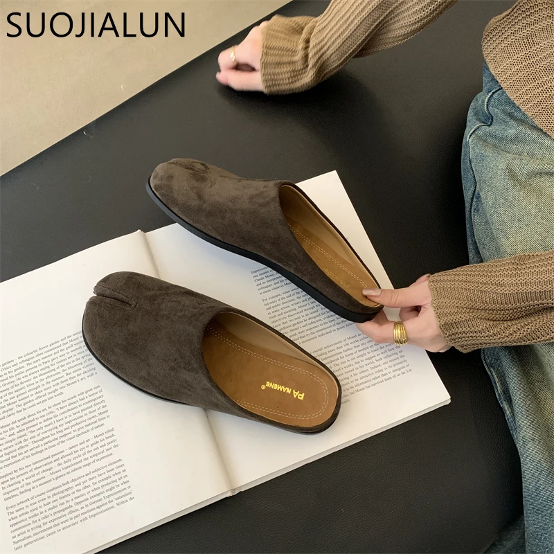 SUOJIALUN 2024 Spring New Women Flat Shoes Fashion Split Toe Shallow Slip On Mules Shoes Soft Flat Heel Outdoor Casual Slides Sa