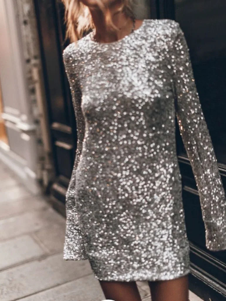 فستان سهرة نسائي مفتوح من الخلف بتصميم لامع من البوليستر، بأكمام طويلة وظهر مكشوف، مثالي للحفلات والمناسبات الليلية.