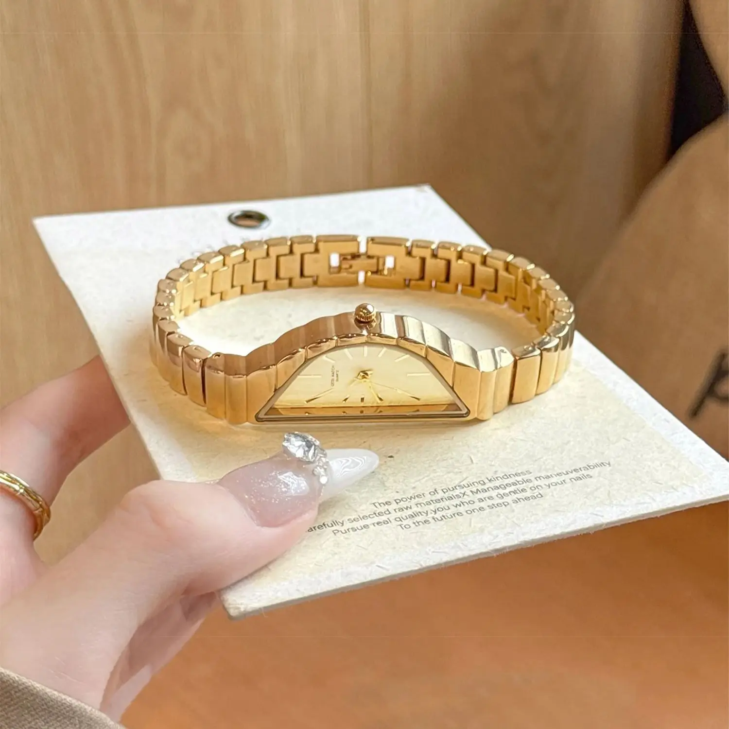 新しいレトロゴールドムーンダイヤル女性用腕時計非対称デザインプロフェッショナルスタイルドレスペアリング防水クォーツ時計