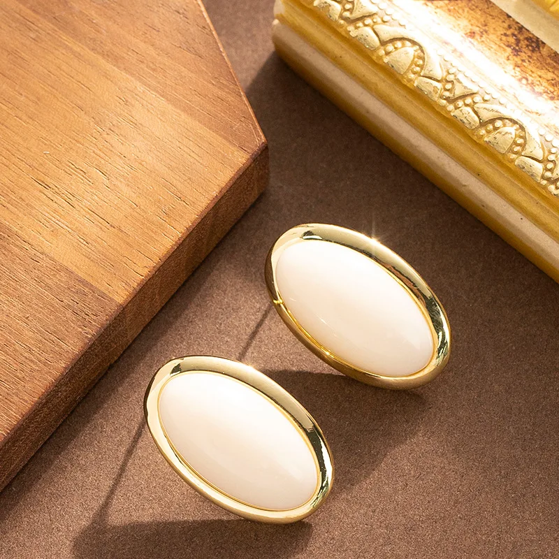 Exquisite and fashionable geometric oval jelly bean stud earrings for women, high-end and versatile Hepburn style earrings
