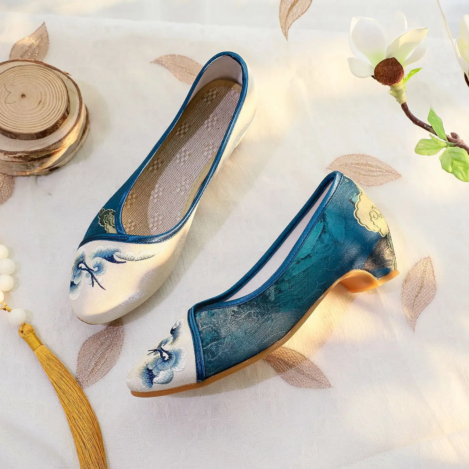 ขนาด 35-40 ฤดูร้อนเก่าปักกิ่งรองเท้าผ้า Cheongsam Pointed Toe รองเท้าผู้หญิงสไตล์ชาติพันธุ์รองเท้าปัก