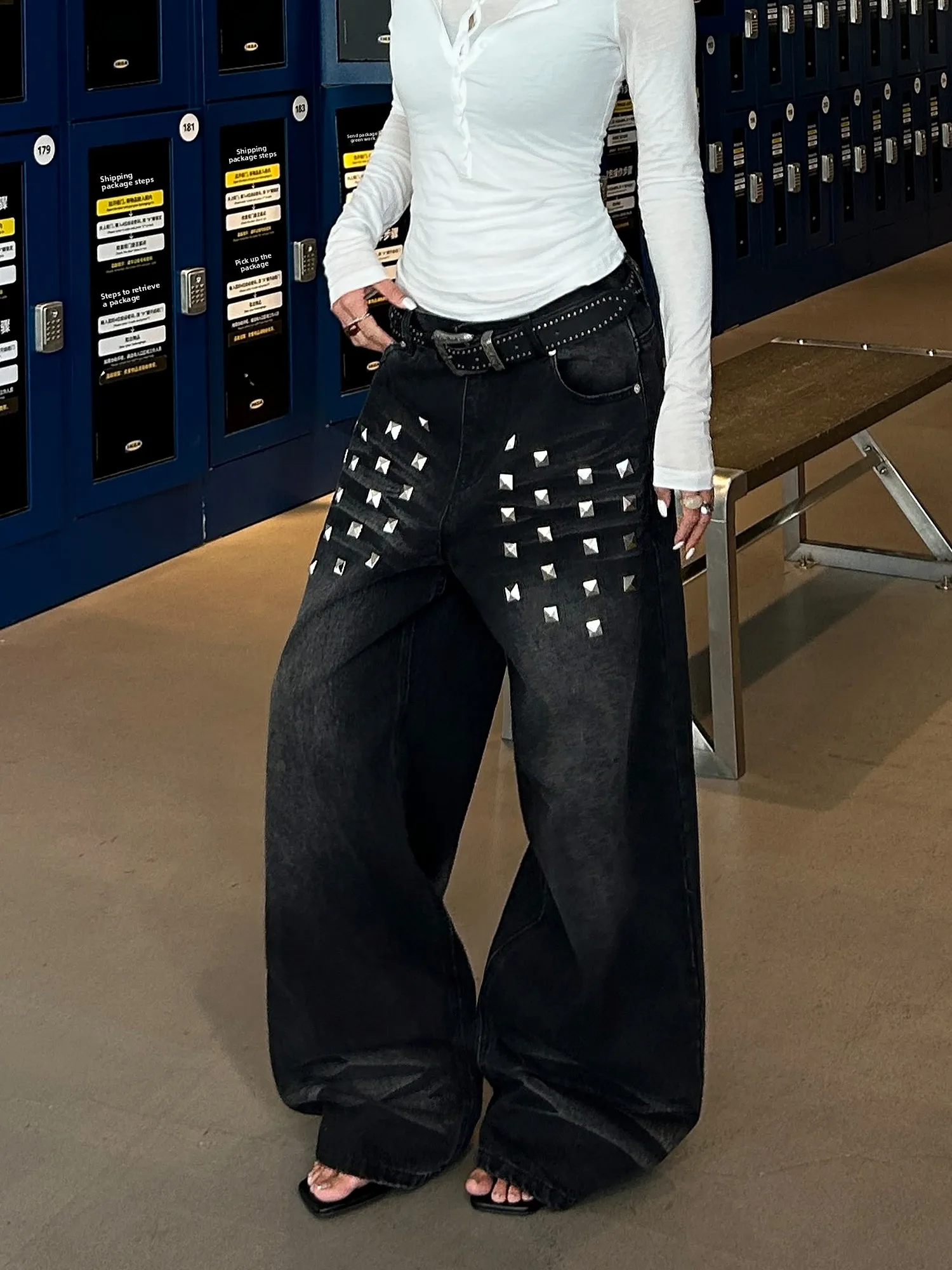 

Широкие джинсы в американском стиле ретро с квадратным украшением для ногтей Мешковатые джинсы из хлопка с застежкой-молнией на талии и геометрическим узором...