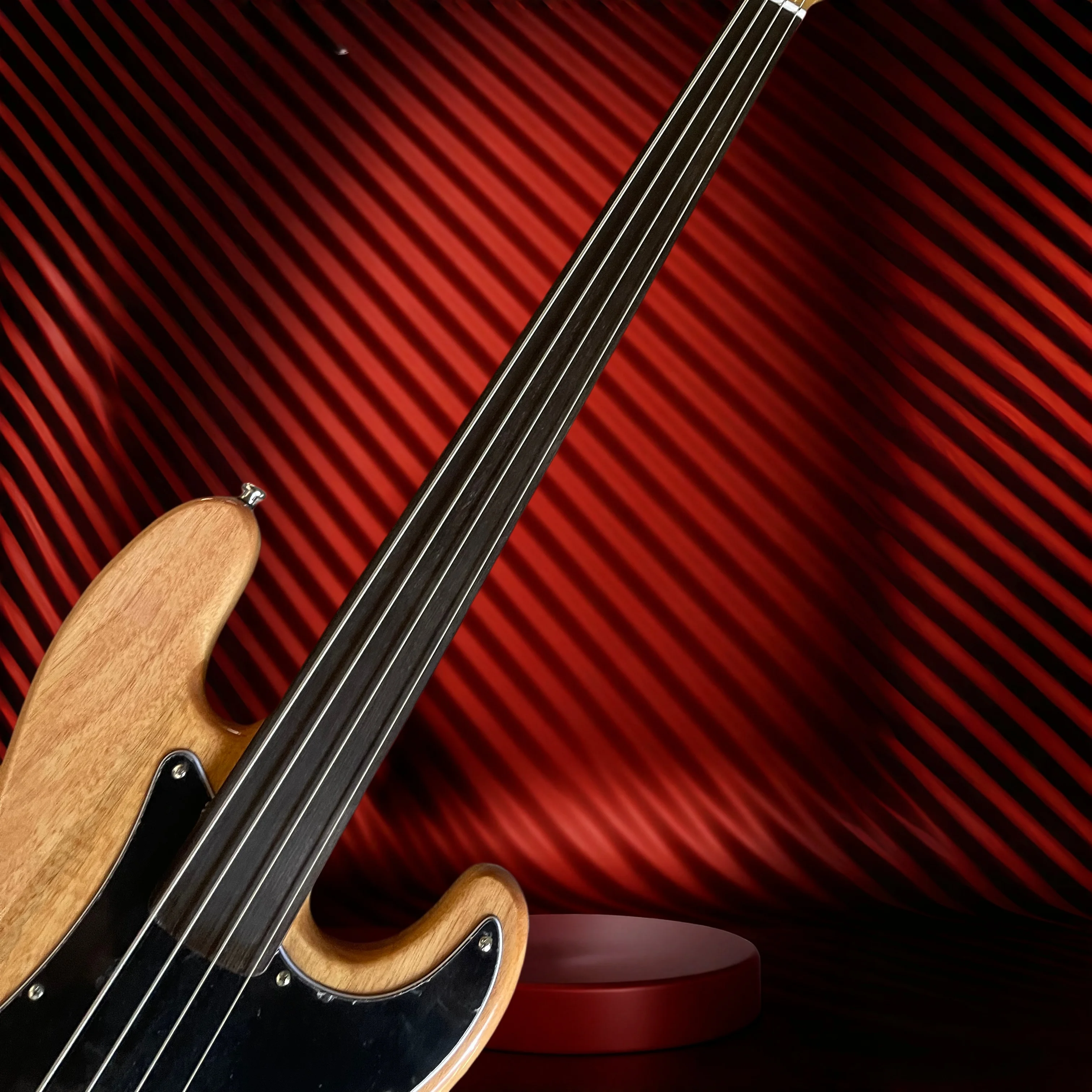 Wooden Unparalleled PJ Four St - Bass Guitar Fretless recension och pris