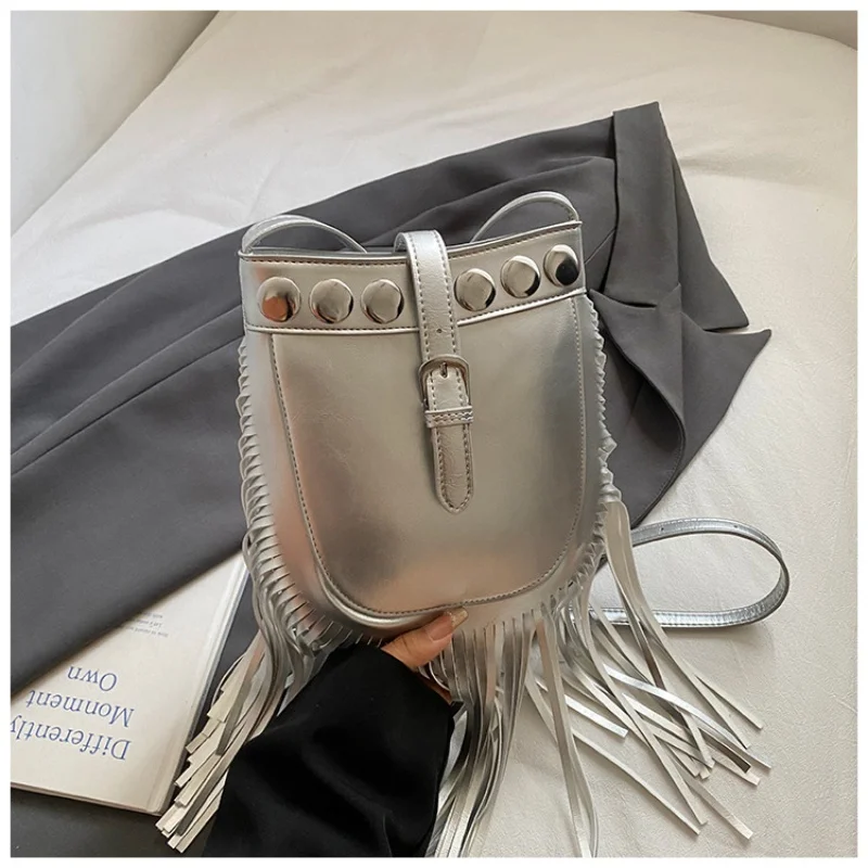 

Fashionable spicy girl retro saddle bag new tassel commuting shoulder bag personalized street phone bag