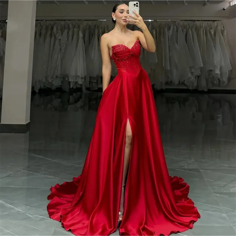 Abiti da ballo con spacco alto laterale in raso rosso senza spalline personalizzati che bordano abiti da noiva senza maniche abito da sera formale a-line