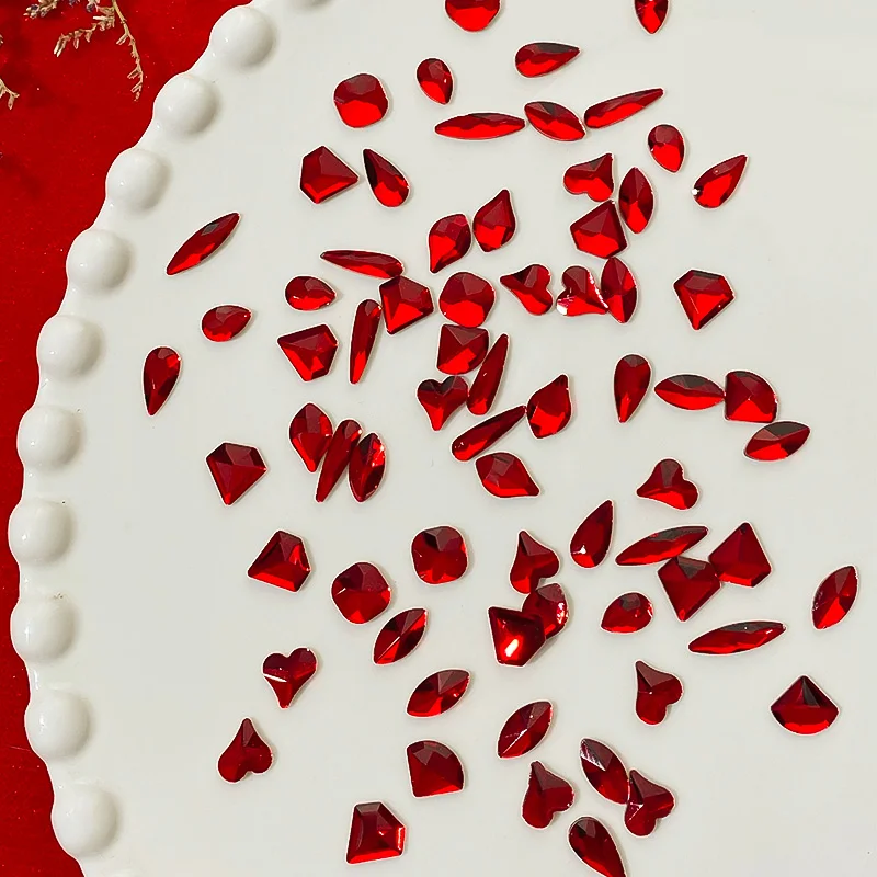 Metalowe zawieszki 3D w kształcie serca i kwadratu do zdobienia paznokci, błyszczące czerwone szklane cyrkonie, inkrustowane misie, dekoracje do paznokci DIY, biżuteria do paznokci.