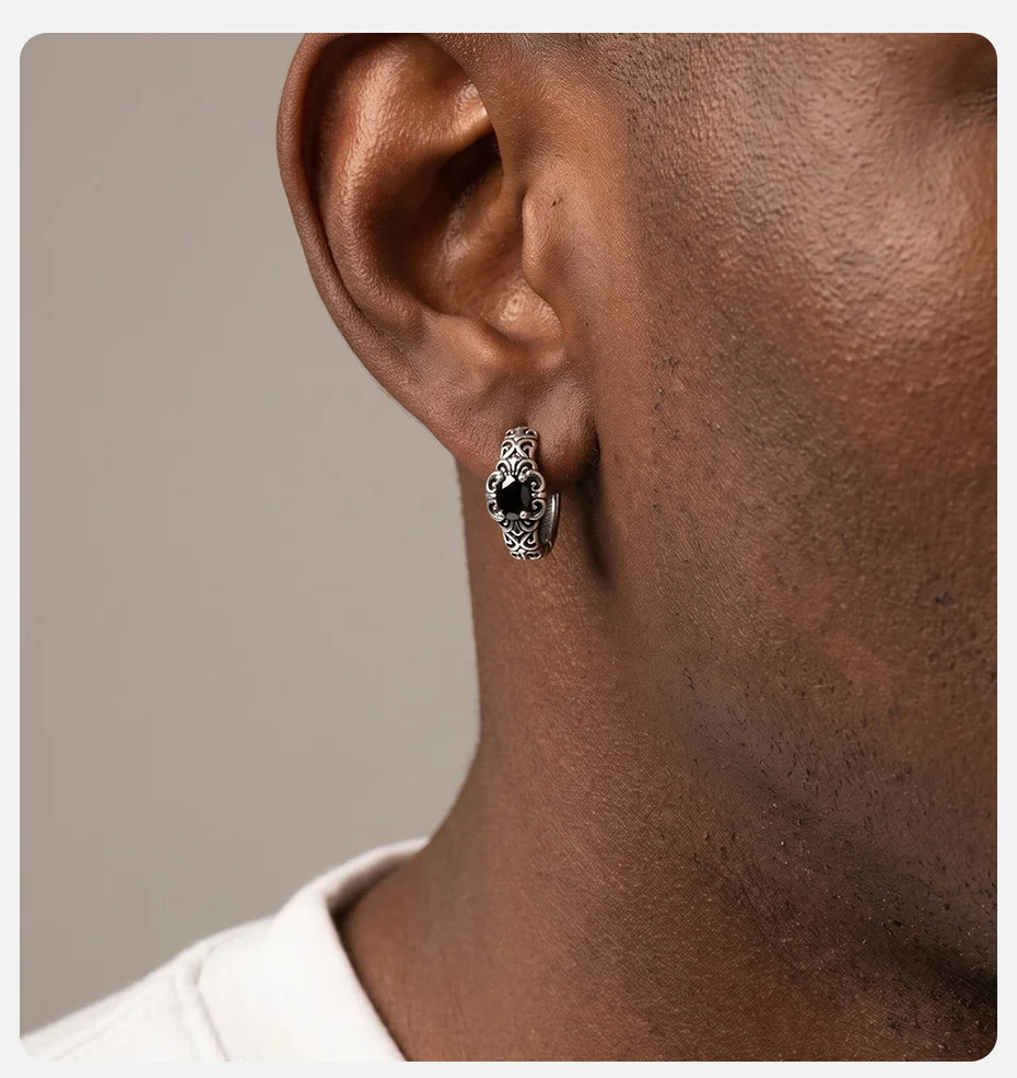 Vnox Herren-Ohrringe, schwarze Zirkonia-Huggie-Creolen, antike, geschnitzte Kupfer-Ohrringe, Retro-Gothic-Punk-Ohrringe für Herren, ein Geschenk für Männer. – Detail 1