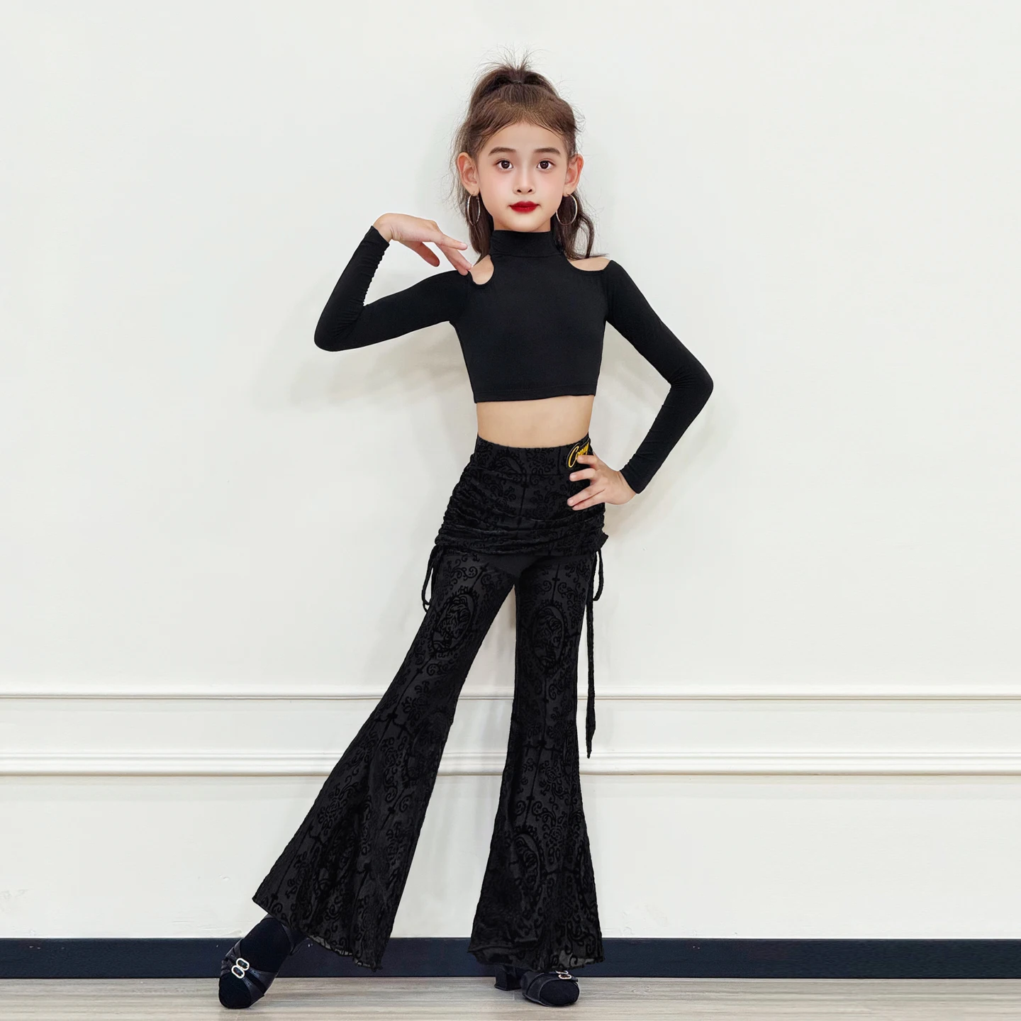 Ropa de entrenamiento de baile latino para niñas, pantalones acampanados de baile para niños, Tops con hombros descubiertos, vestidos de competición de baile latino