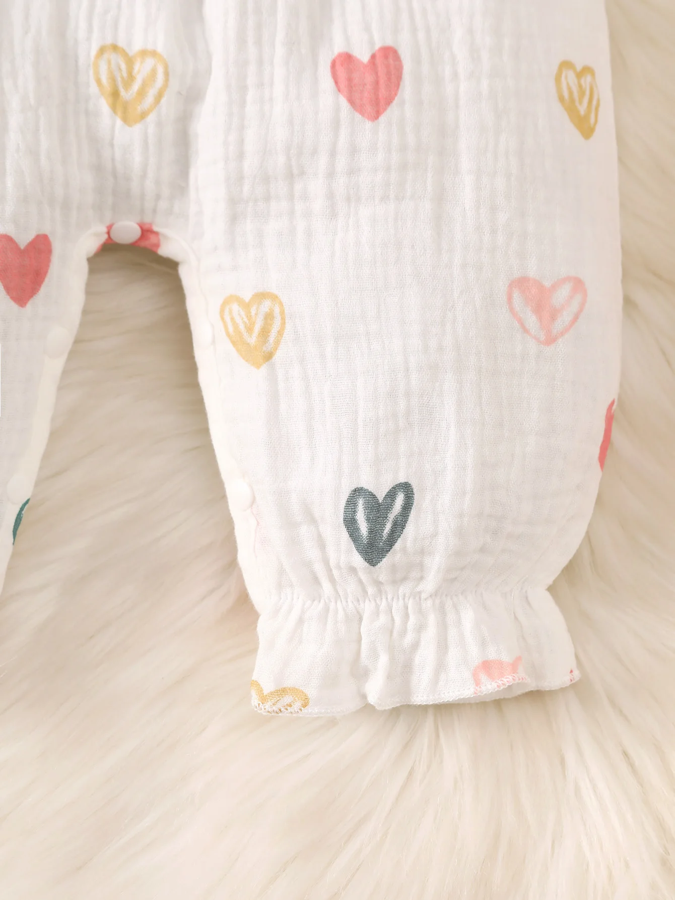 Frühlings- und Herbststil, süßer Baby-Mädchen-Overall mit langen Ärmeln, mit niedlichem Herz-Print-Muster, süßer Schleifendekoration auf der Brust, Outdoor-Strampler für Neugeborene, Baby-Mädchen-Overall. – Detail 9