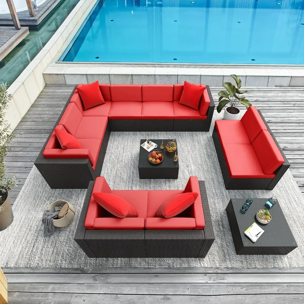 Set furnitur teras 12 buah Sofa bagian rotan PE luar ruangan dengan bantal tebal dan meja kopi kaca untuk taman, merah