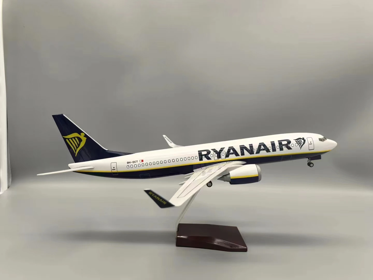 1:85 Scale 47cm Model Aircraft Ryanair Ireland B737-800 DieCast Resin Airplane With LED Lights Collection Display Toys Gifts