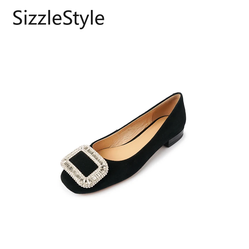 Стильные однотонные женские туфли без шнуровки с квадратной пряжкой и металлическими украшениями и удобными низкими каблуками.