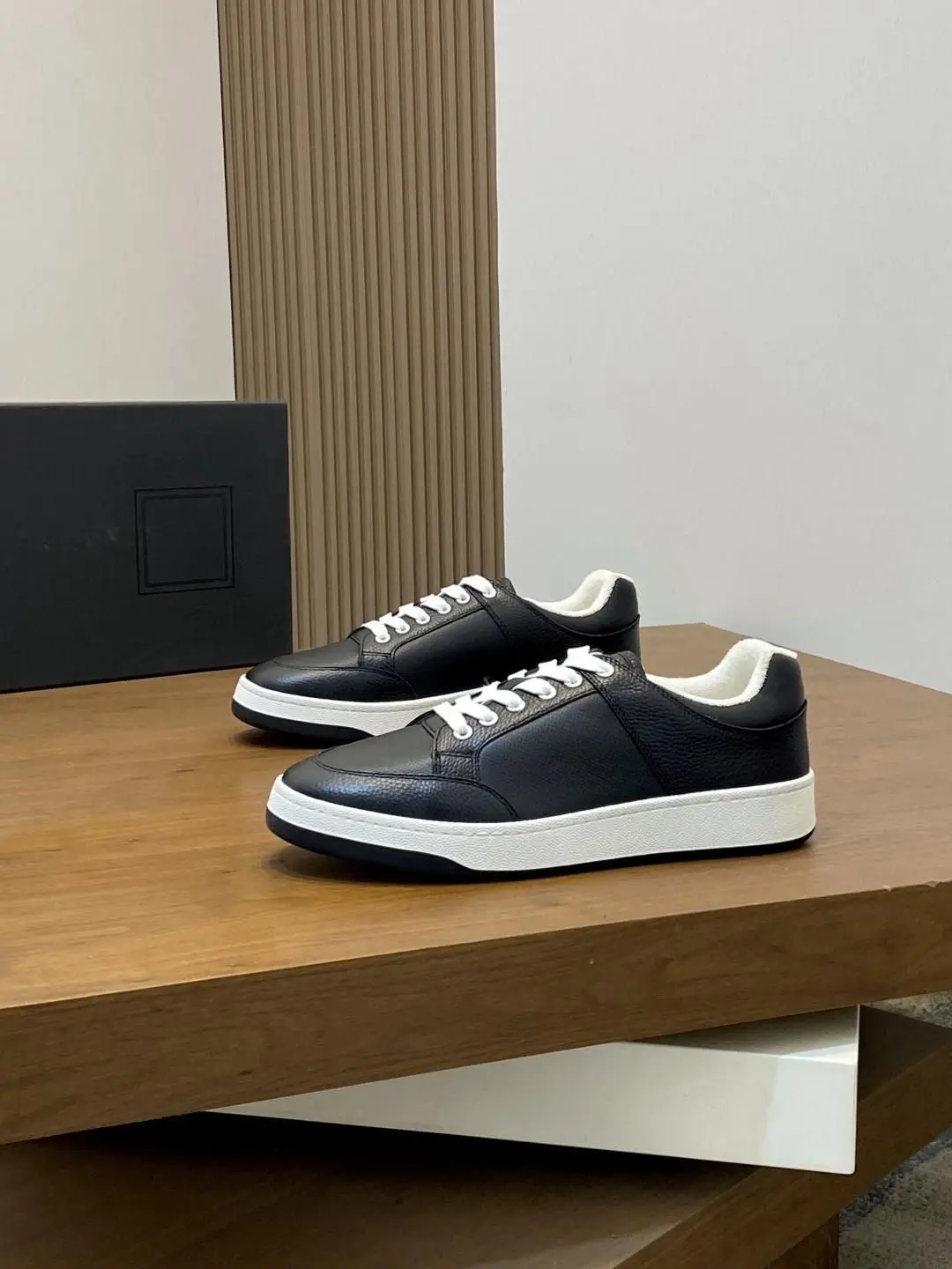 Unisex Fashion Lace Up Flat Sneakers Black Leather Design Two-Tone Sole All Match Street Outdoor Footwear