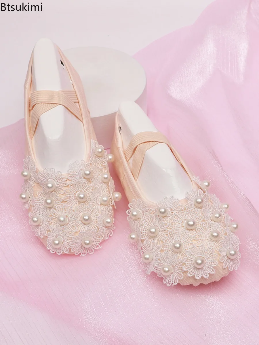 Nowe buty baletowe dla dziewczynek na rok 2025, sznurowane, z kwiatami, perłami, okrągłym noskiem, miękką podeszwą, do ćwiczeń, urocze buty do występów scenicznych.