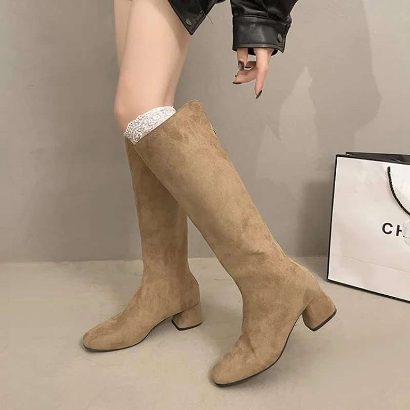 Herbst/Winter Damen-Stiefel mit Rundem Zeh und Dicker Sohle - Elastisch - Rückseitiger Reißverschluss - Samt-Finish - Bequem und Warm - Absatz ist Übergroß – Detail 6