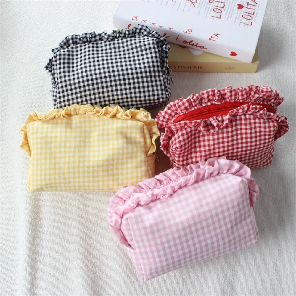 Quilted Design Ruffle Edge Makeup Bag Gingham Plaid Zipper Closure Plaid Pattern Cosmetic Bag Washable Durable Toiletry Bag