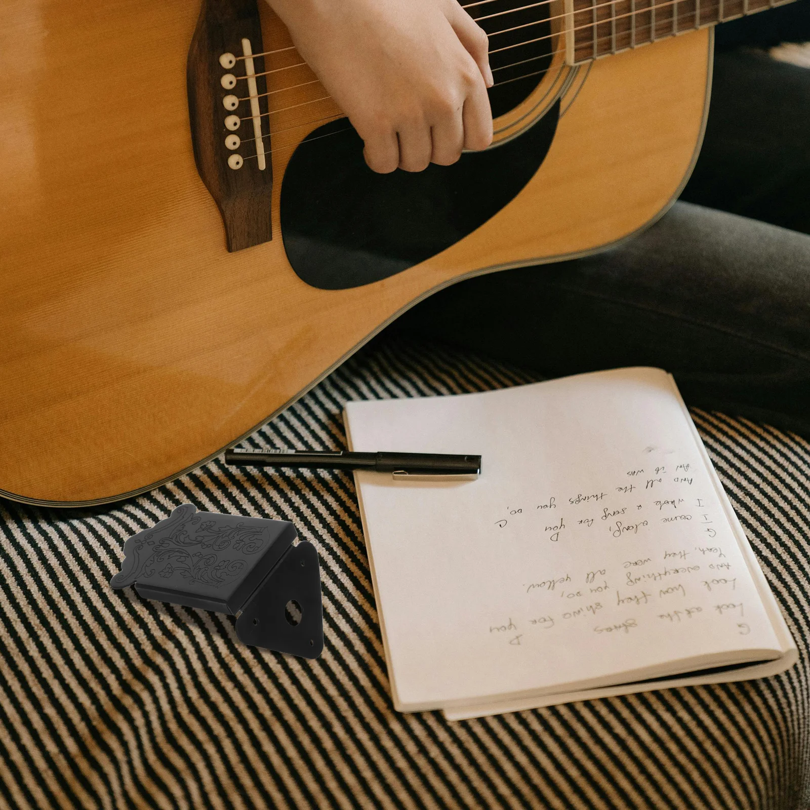 

Black 4.75*4.25*0.8Cm Chrome 8-String Mandolin Guitar Tailpiece Shiny Finish Removable Cover Fast String Change Triangle B-45