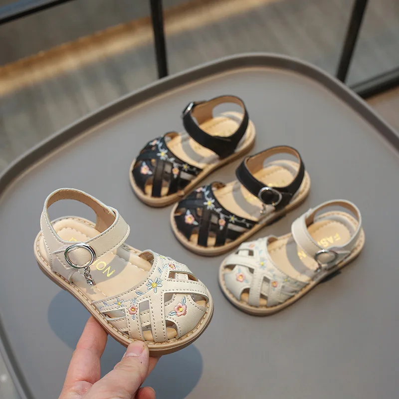 Sandali da ragazza in bianco e nero estate nuove scarpe da principessa Baotou suola morbida scarpe da bambino scarpe da spiaggia per bambini scarpe