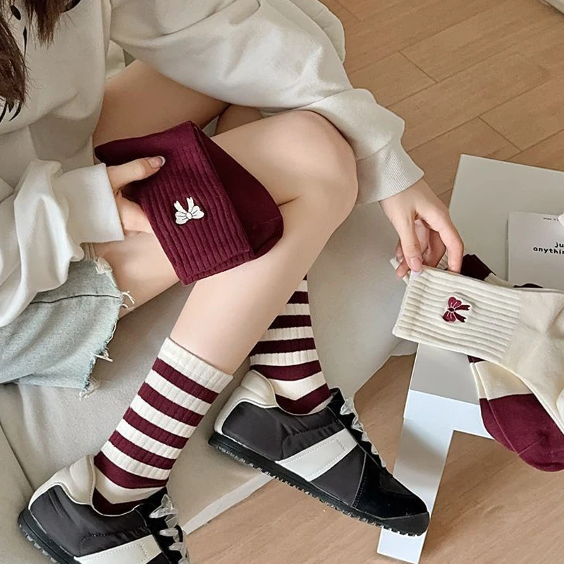 Chaussettes à la mode pour femmes, chaussettes à rayures avec nœud rouge, respirantes, printemps-automne, chaussettes imprimées à rayures, chaussettes porte-bonheur pour nouvel an