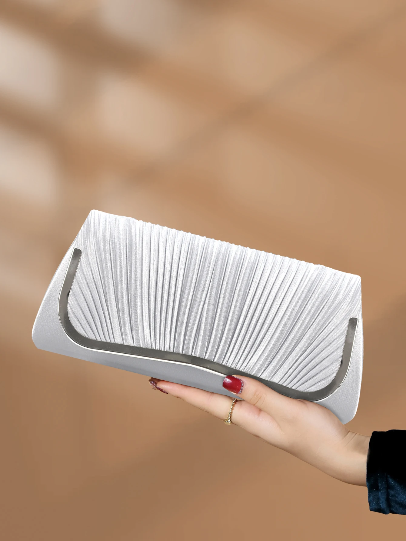 

Charming and elegant, stylish and sophisticated clutch bag, suitable for parties, weddings, dinners/banquets, also a great gift.