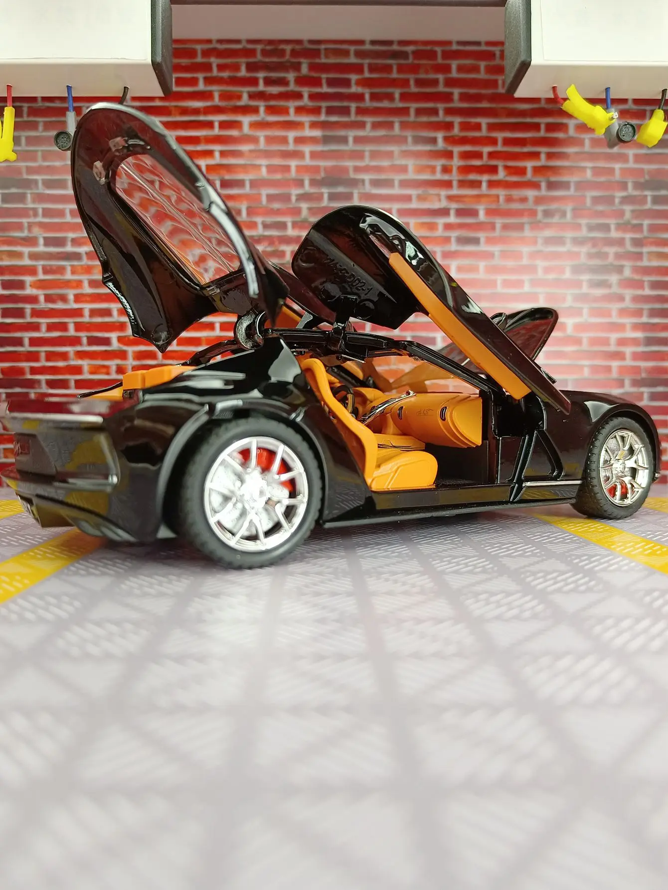 1:24 Super-running alloy car model The car doors, hood, and trunk can be opened  can be given as a birthday gift to friends