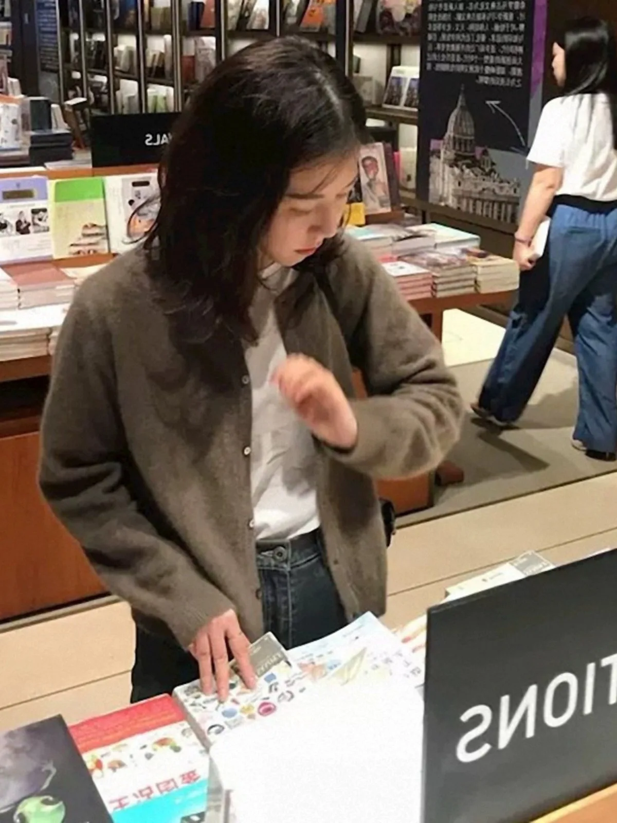 Damski Cienki Rozpinany Sweter z Dzianiny Camere, Prosta Odzież Wierzchnia do Dojazdów do Pracy, Regularny Krój, Długi Sweter Zapinany na Guziki