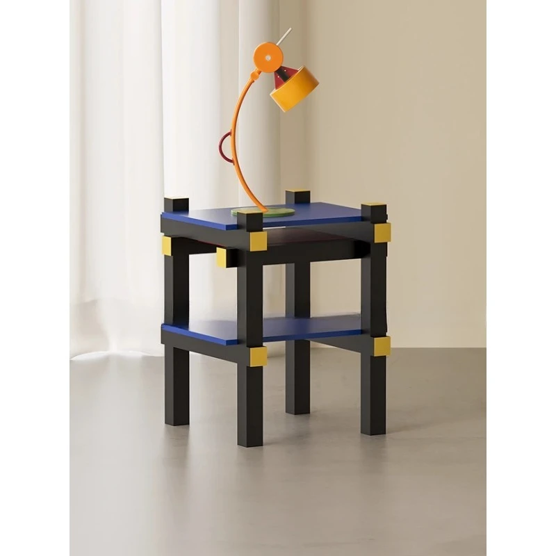 Prateleiras e suprimentos minimalistas