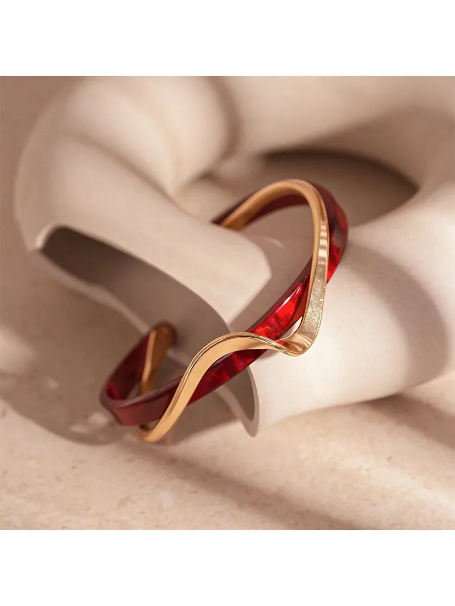 

Fashion Simple Curved Acrylic Bracelet For Women