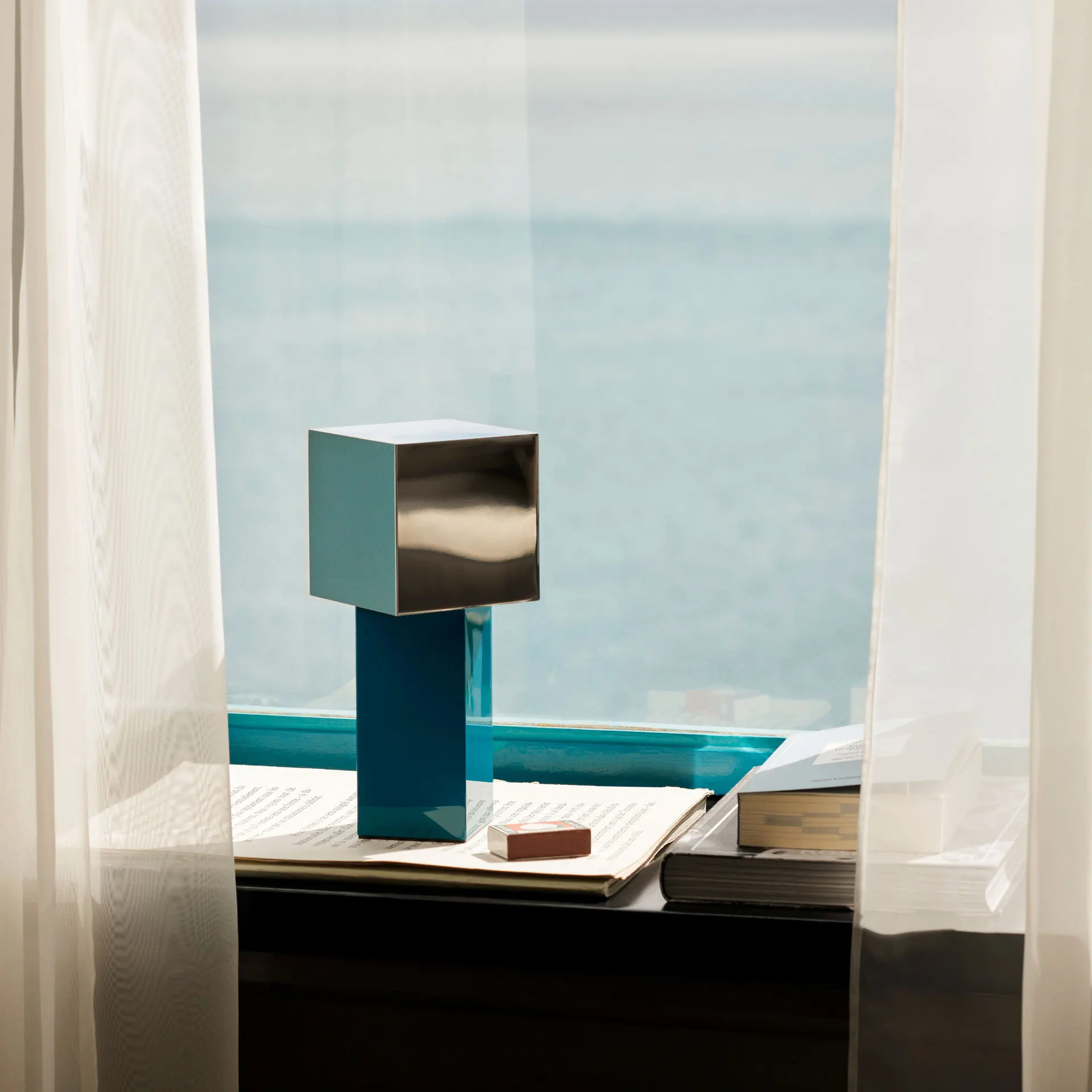 Charging desk lamp, creamy style, portable, exquisite, high-value desk lamp, bedroom geometric dimming lamp