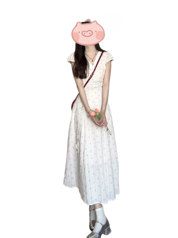 เดรสยาวทรงเอลายดอกไม้สีขาว คอวี สำหรับผู้หญิง ฤดูร้อน 2025 รุ่นใหม่ สไตล์ชายหาด เอวสูง ผ้าฝ้าย หวาน สไตล์เดรสชายหาด