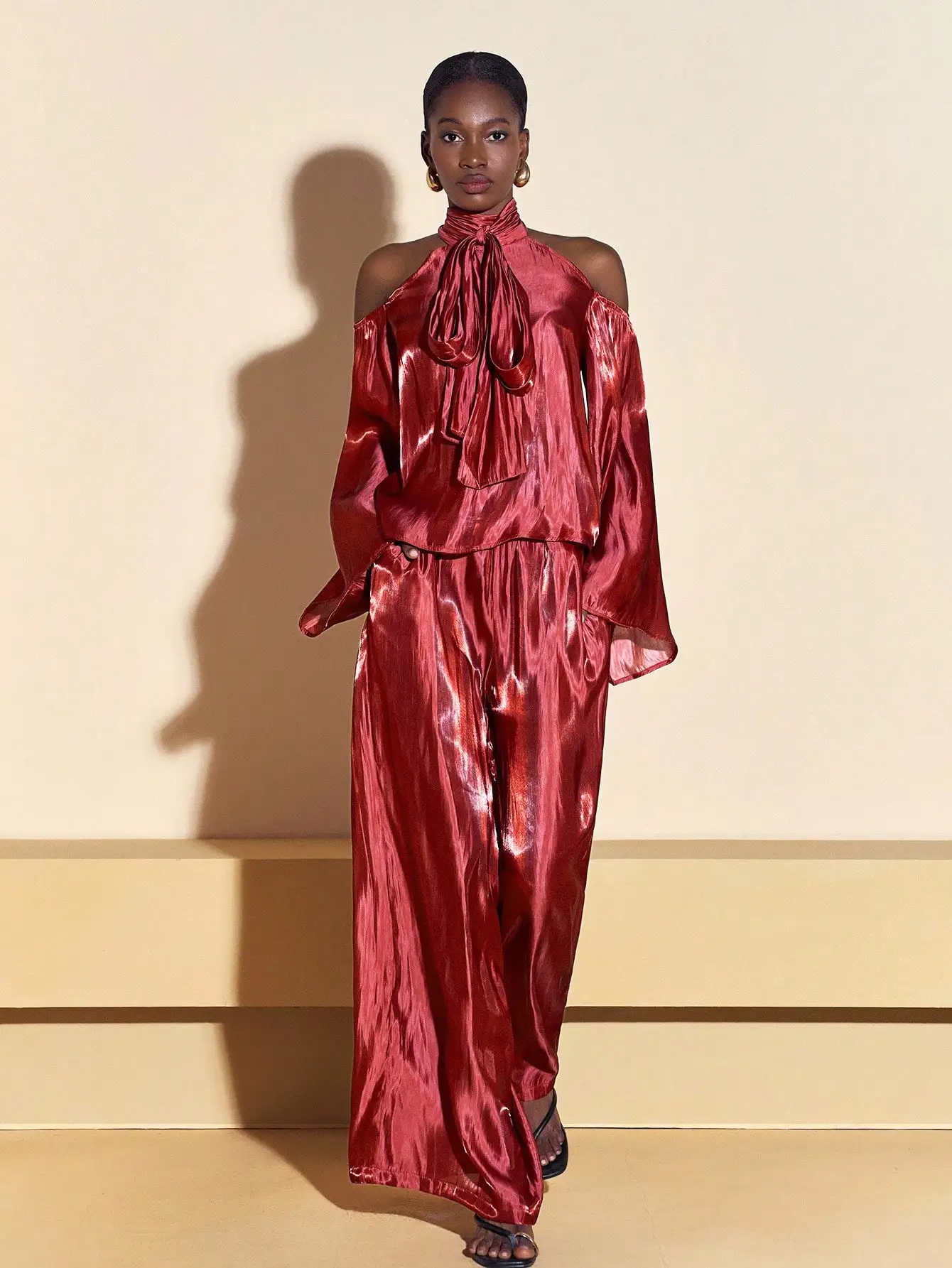 Rode satijnen top met strikband en off-shoulder top en broek met wijde pijpen voor feesten, cruises, elegante gelegenheden