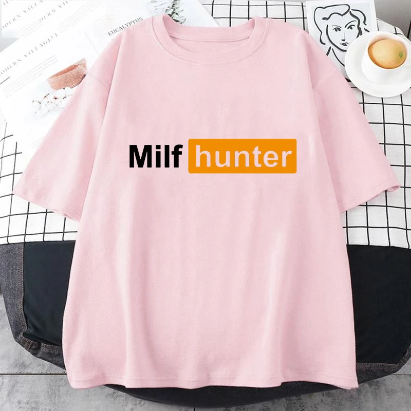MILF Hunter | Lustiges Erwachsenen-Humor-Witz für Männer, die Milfs lieben T-Shirt MILF Hunter T-Shirt lustige Baumwolle Kurzarm T-Shirts Tops – Detail 6