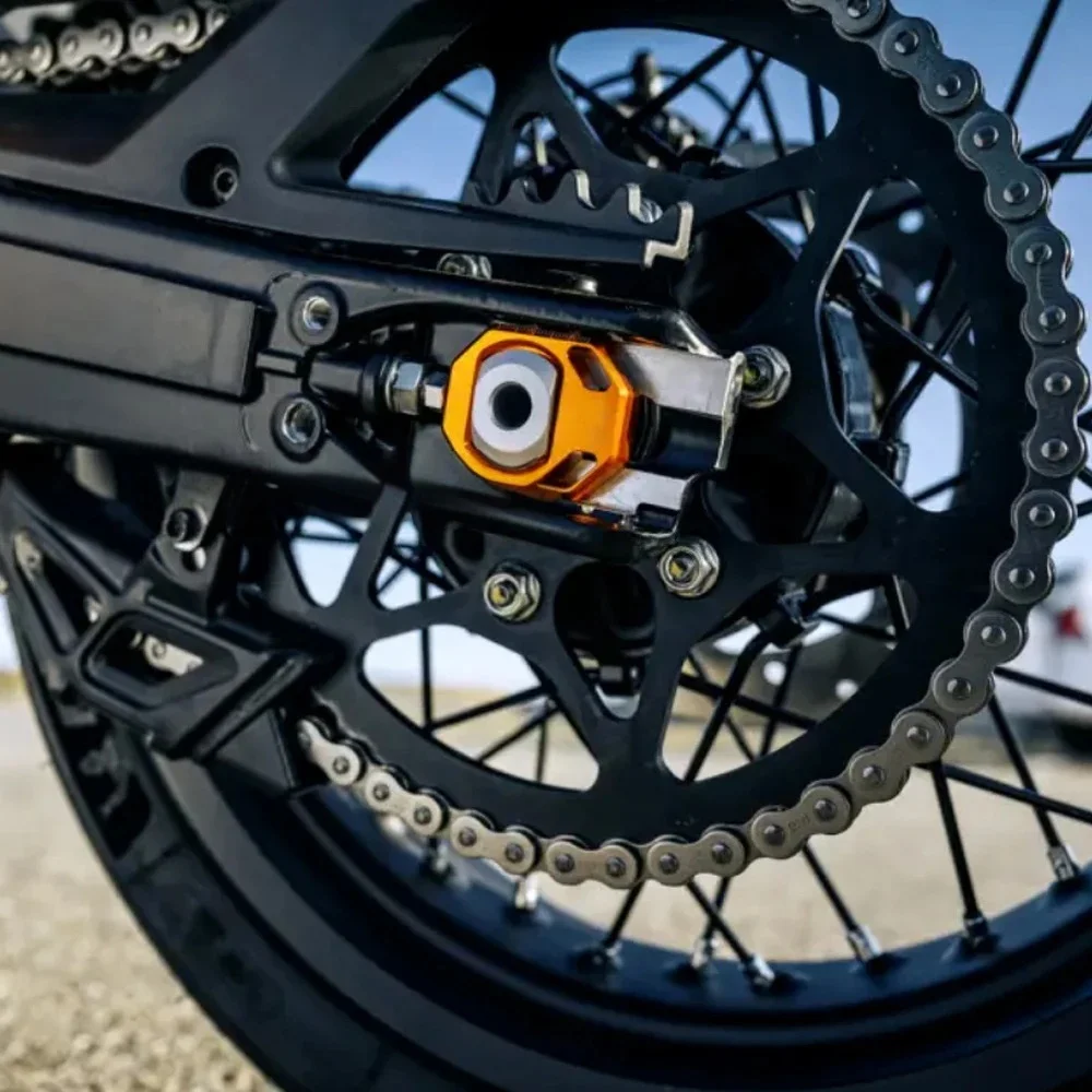 دراجة نارية برتقالية المحور الخلفي كتلة سلسلة الضابط منظم المتزلجون الموتر اكسسوارات ل KTM Duke 125 390 2024-