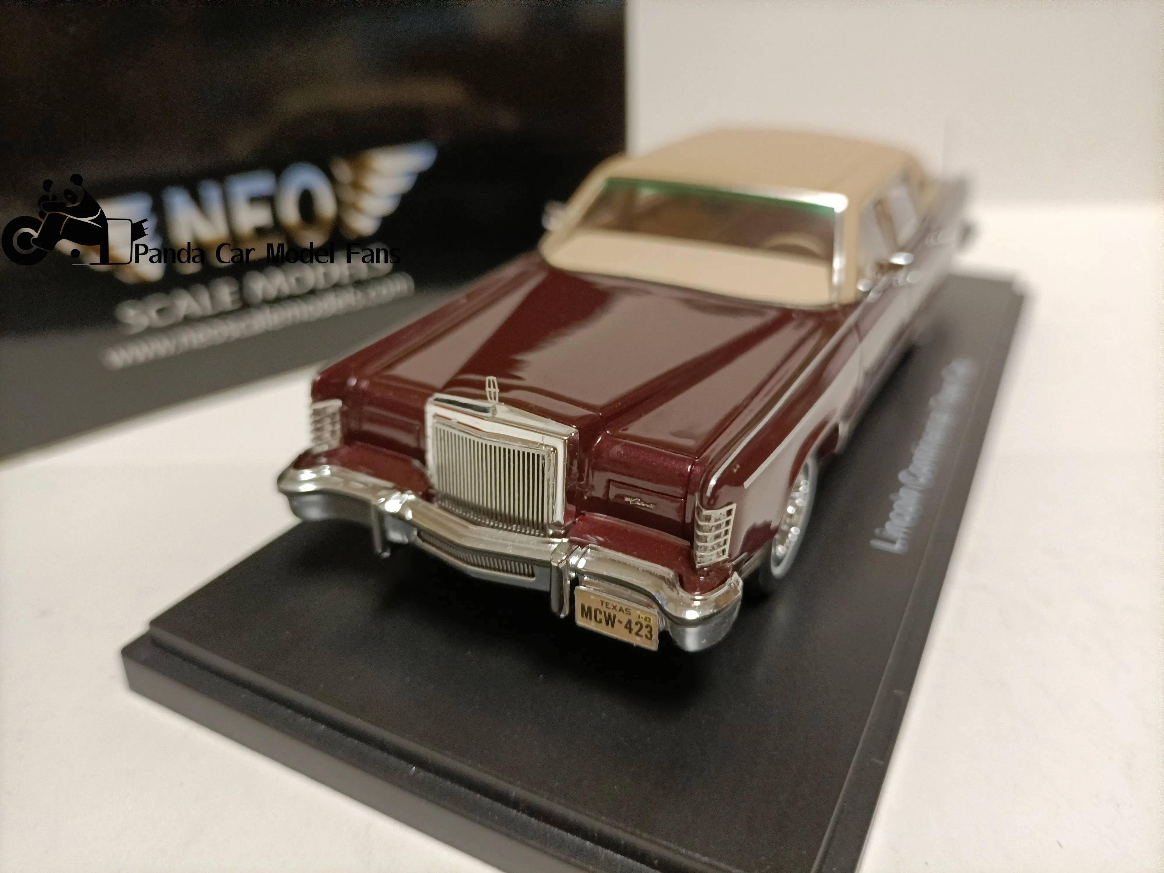 Neo 1/43 Lincoln Continental 4-door Limousine Model Lincoln Town Car 1982 Furniture Ornaments Collectibles Gifts resin