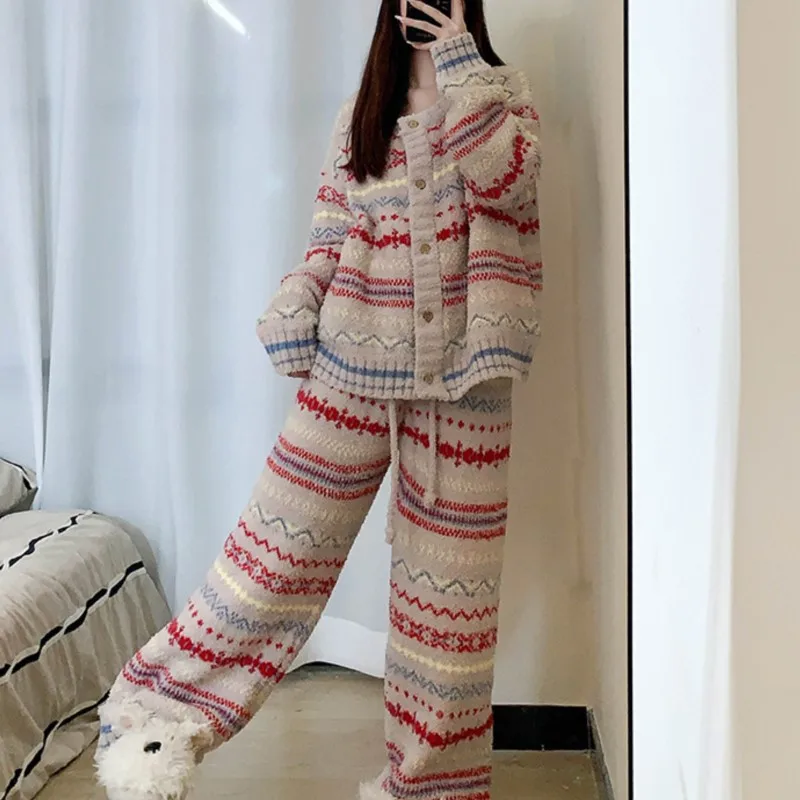 

2026 Зимний свободный женский костюм, зимний вязаный полуфлисовый кардиган в красочную полоску + брюки, домашняя одежда из 2 предметов, теплая пижама