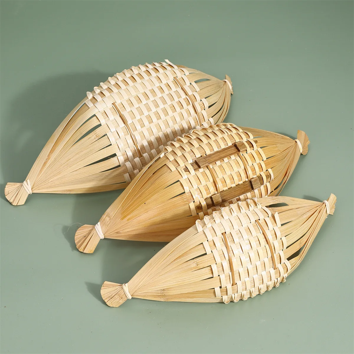 Japanese Korean Sashimi Boat Shaped Bamboo Weave Tailed Basket Plate for Snacks Desserts