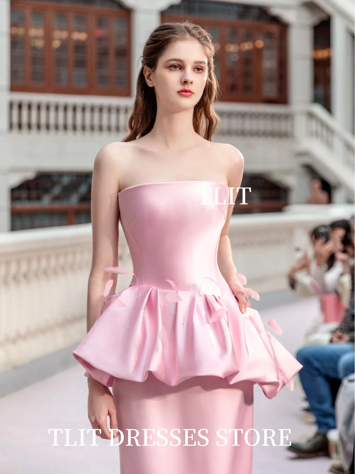 TLIT różowa satynowa suknia wieczorowa bez ramiączek wzburzyć z piórami suknie na bal maturalny dostosowane suknie do podłogi Robe de soiree