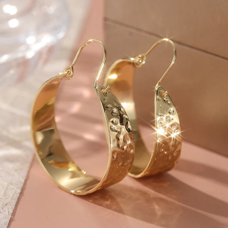 Pendientes de aro minimalistas y sencillos chapados en oro para mujer, pendientes anchos de metal martillado, joyería elegante, regalo de moda.