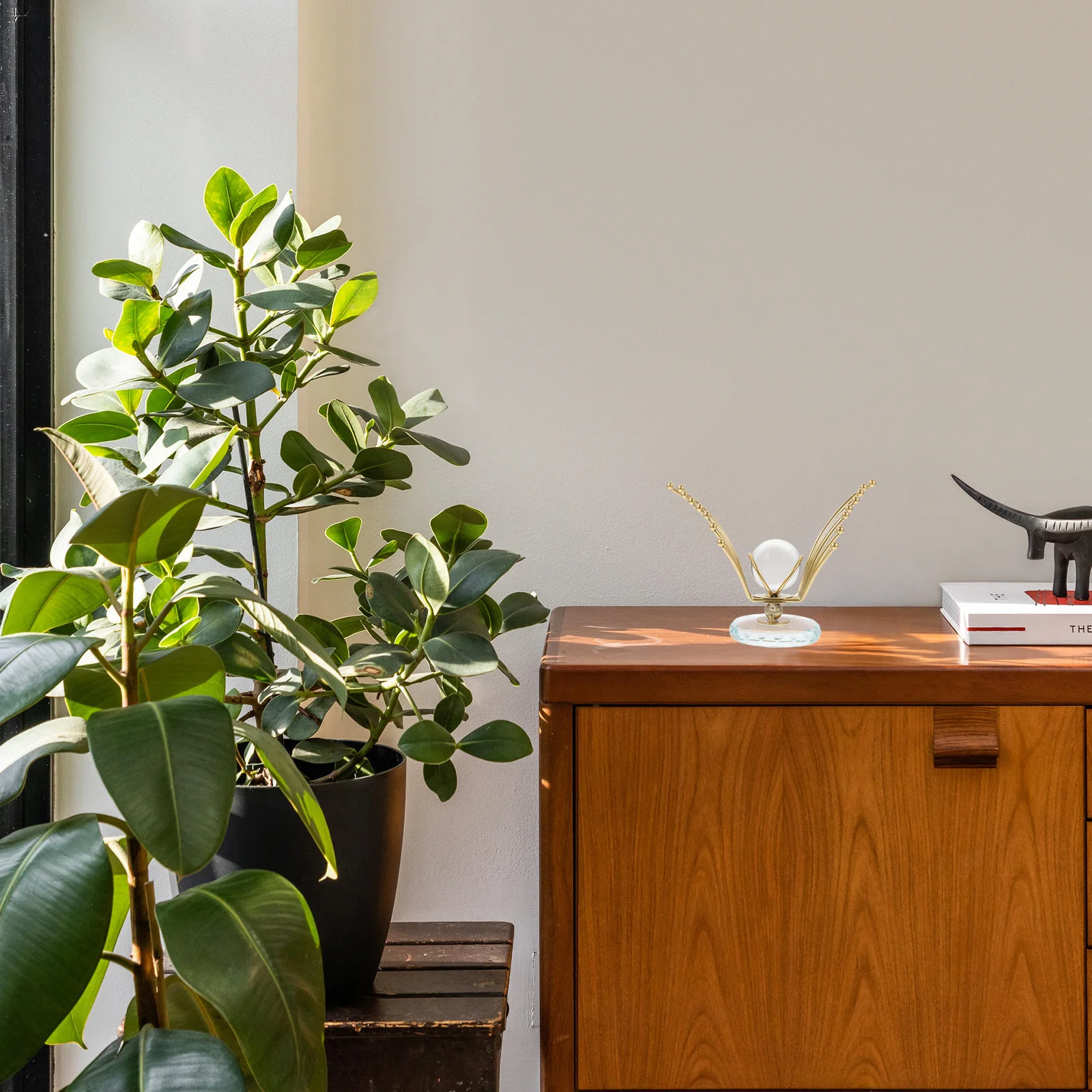 

Crystal Ball Spreads Wings Ornament with Base Elegant Desktop Decoration Crystal Sphere Home Office Adornment Desktop Decoration