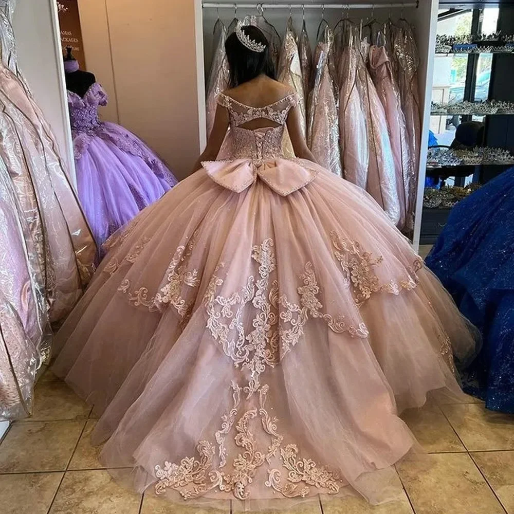 Винтажное розовое платье принцессы Quinceanera с открытыми плечами и кружевной аппликацией, многоуровневое бальное платье-маскарад, 15-е вечерние платья с бантом сзади