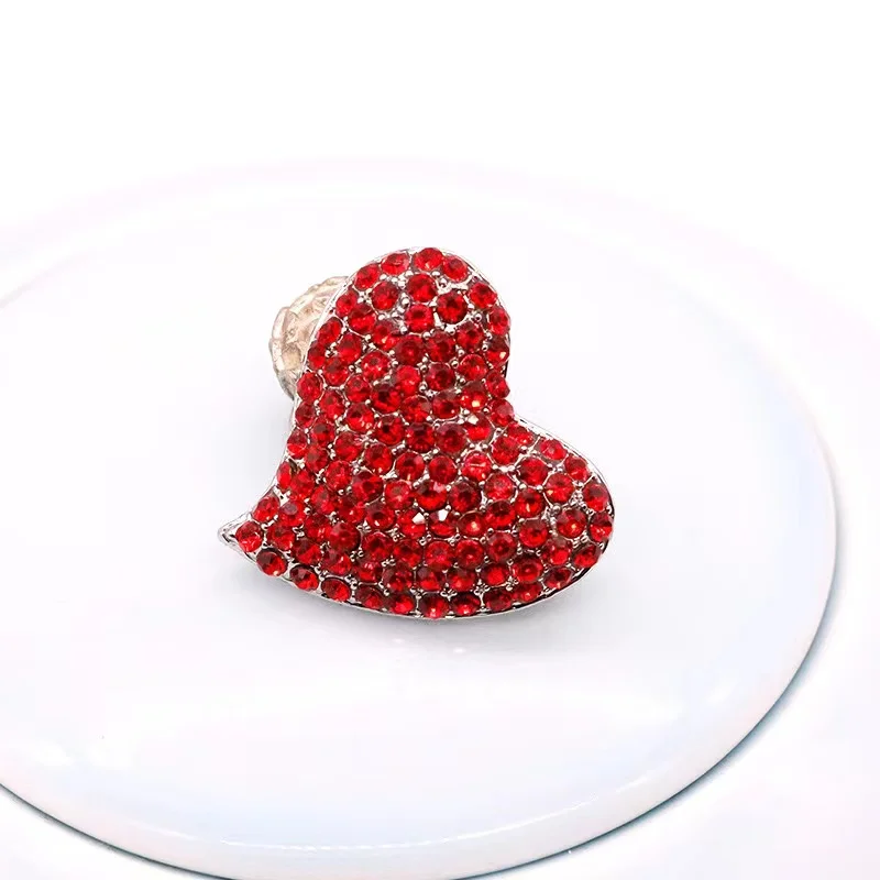 Broches de coração de amor com strass vermelho brilhante para mulheres, crachá geométrico de cristal, alfinetes de lapela, fivela, acessórios de festa casuais, presentes