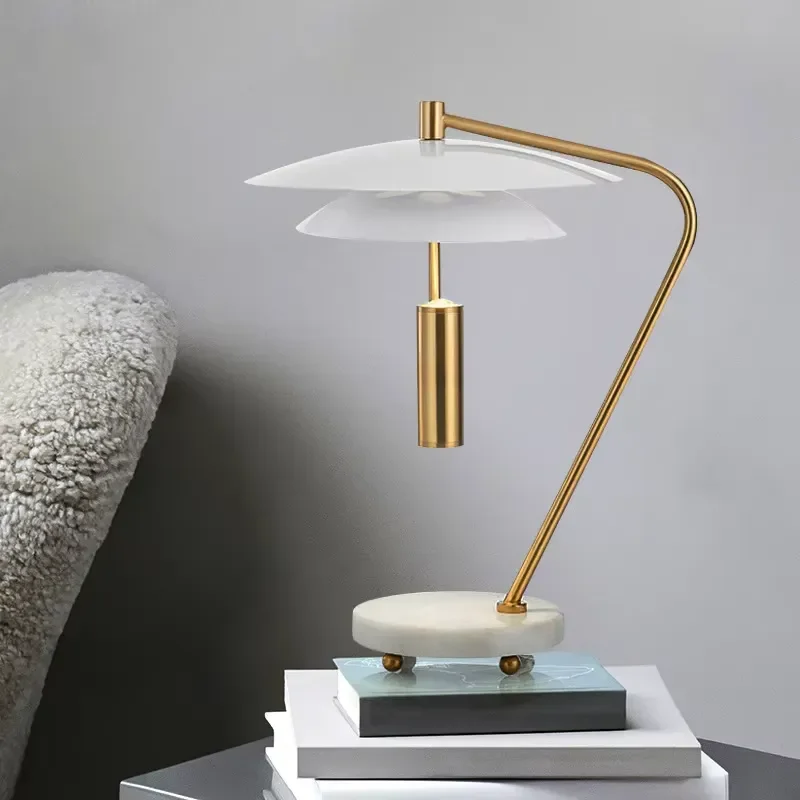 Postmodern Nordic modern art living room light luxury simple desk lamp study bedroom bedside lamp