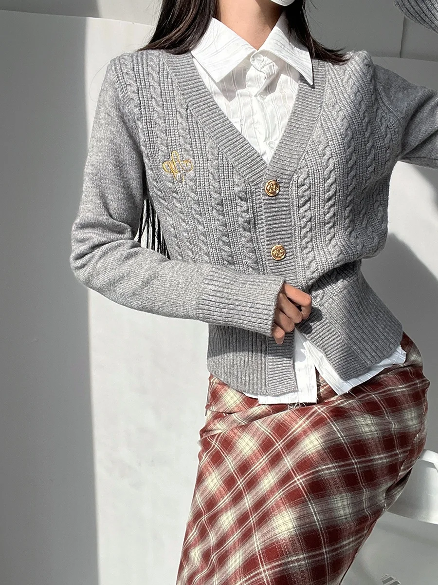 เสื้อคาร์ดิแกนไหมพรมทรงวีคอแบบ - Embroidery Cardigan บทวิจารณ์และราคา