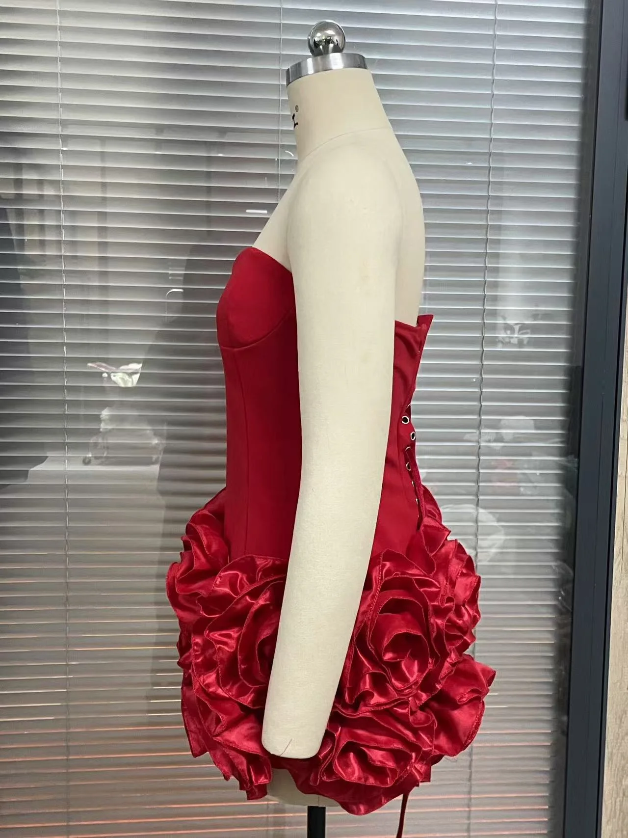 Tesco Sexy trägerlose Ballkleider, handgefertigte Blumen, A-Linie, über dem Knie, Mini-Partykleider, schöne Heimkehrkleider, Korsettrücken