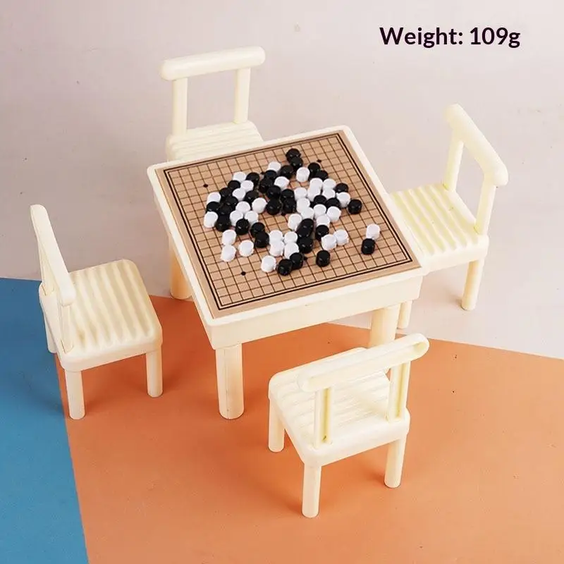 Juego de ajedrez y ludo en miniatura para casa de muñecas 1:12, mesa con sillas y piezas de juego jugables para escena de juego de mesa de coleccionista