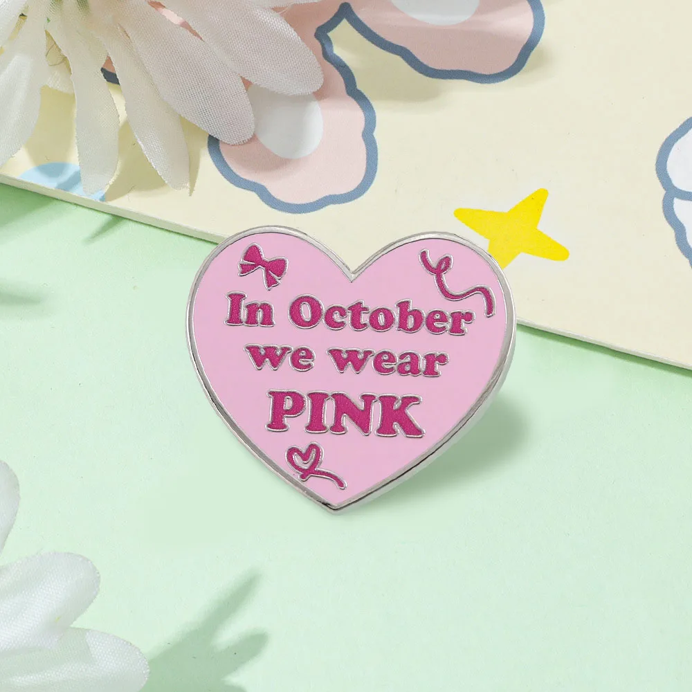 Im Oktober tragen wir rosa Emaille-Pins, Broschen, rosa Herz-Bänder, Abzeichen zur Aufklärung über Brustkrebs und Anstecknadeln für Patientenbetreuung. – Detail 8