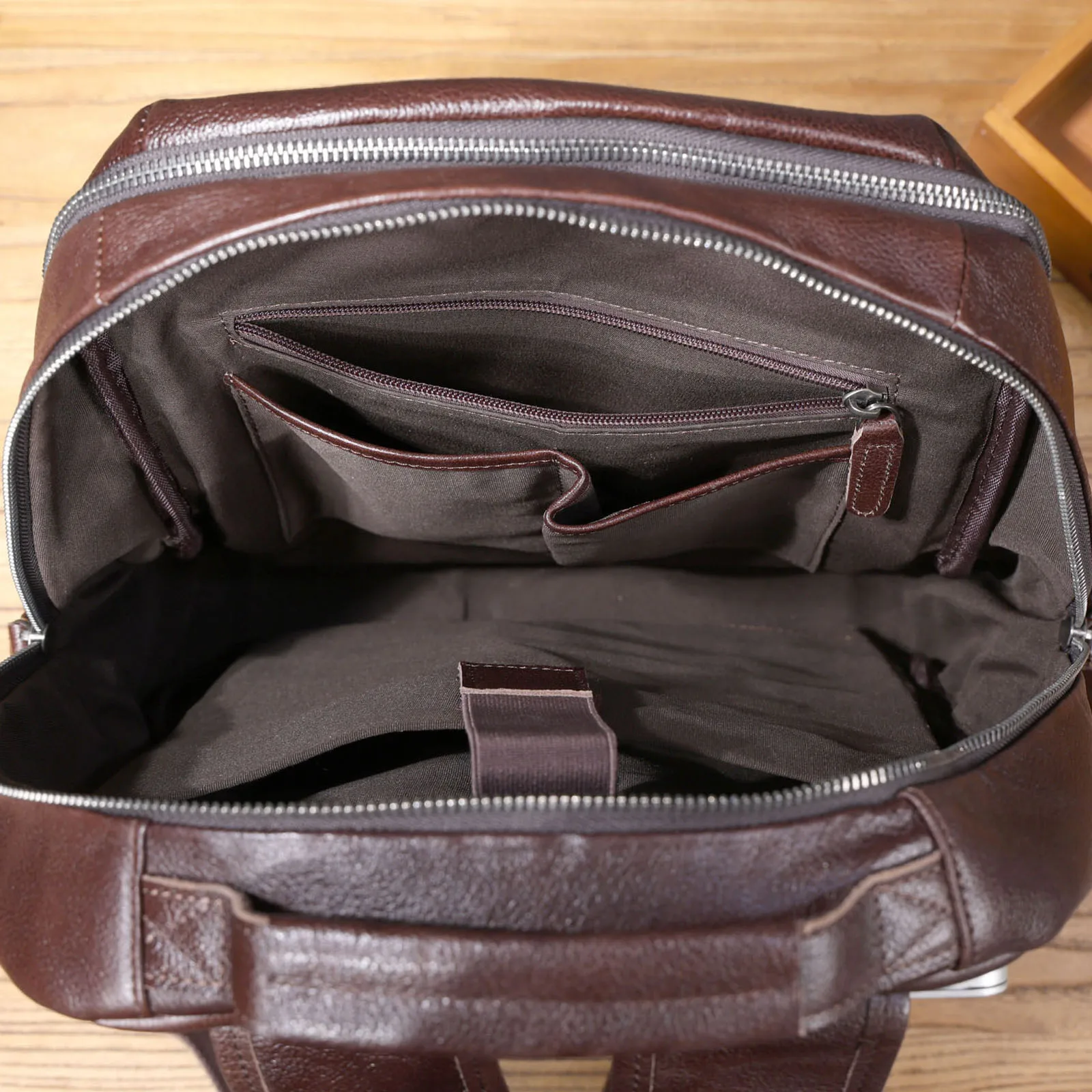 Lässiger Echtleder-Rucksack für Herren, Laptop-Tasche für Männer, Reisetasche aus hochwertigem Rindsleder, modischer Preppy-Stil. – Detail 23