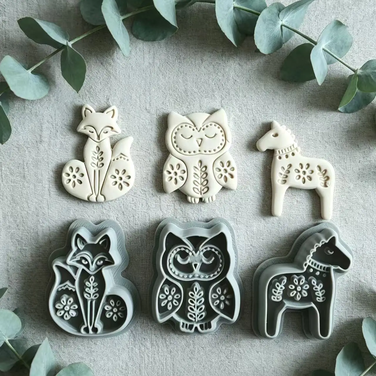 3 Stück Kunsthandwerkliche Schmuckformen aus Polymer-Ton mit aufgedruckten Motiven, darunter Fuchs-, Eulen- und Pony-Formen, handgefertigte Ohrringe aus weichem Ton. – Detail 4