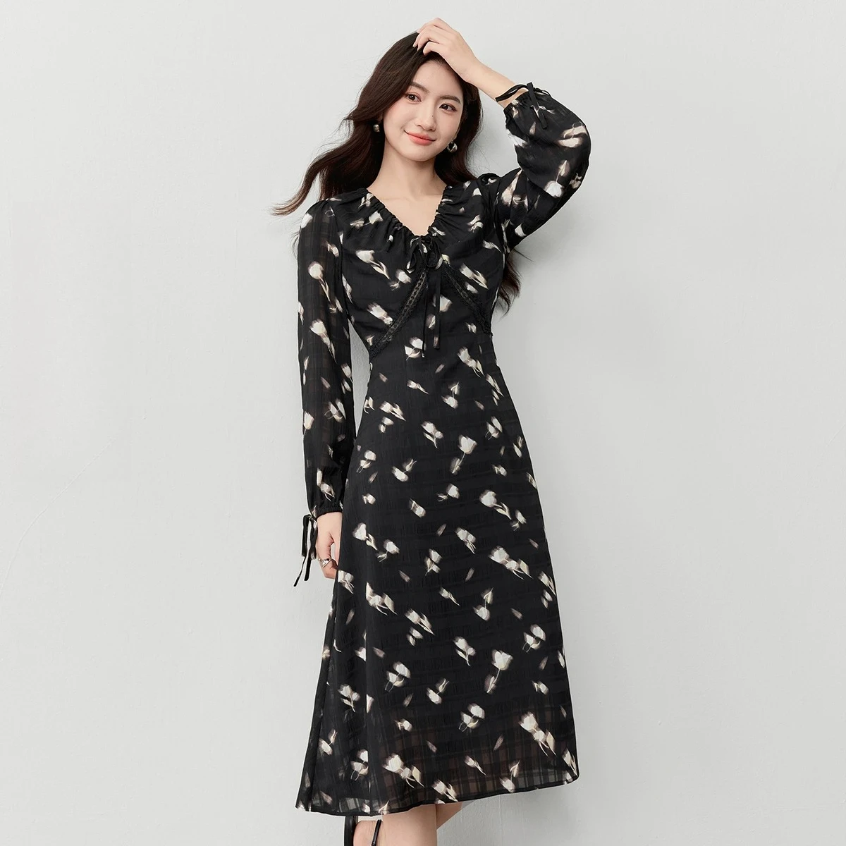 

SENTUBILA Women's A-Line Dress 2025 Autumn V-Neck Long Sleeve Lace-up Elegant Holiday Resort Wear Printed Long Dress 153LF2740