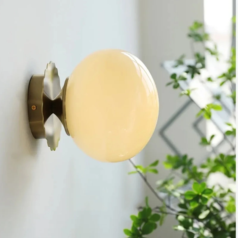 مصباح بجانب السرير لغرفة النوم كروية بسيطة بتصميم كلاسيكي فرنسي، مصباح جداري زجاجي LED إبداعي ودافئ ورومانسي